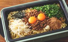 ホットプレートで！台湾風まぜそばのレシピ「焼きそば麺でこれが作れるの!?」