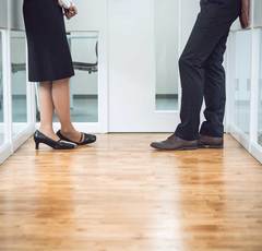 社内結婚が略奪愛に…ウソの噂話を流された被害者の最善策は