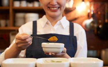 サンドウィッチマンも絶賛！ ラーメン・餃子が絶品に変わる「万能調味料」