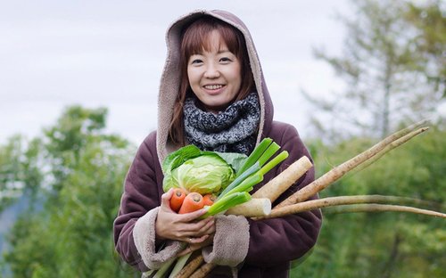「廃棄野菜をクレヨンに」母の挑戦