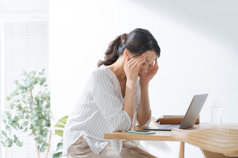 頭痛に悩む女性のイメージ