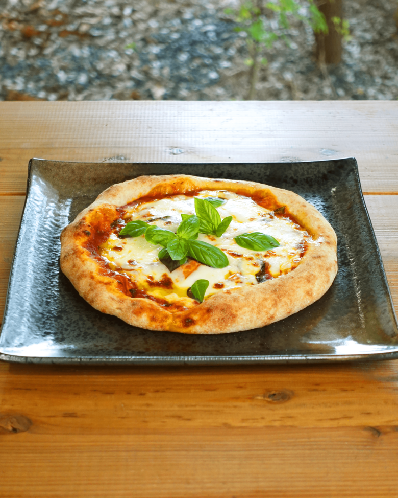 奈良県の明日香村で先行オープンしたレストランのピザには自分たちで育てた素材を使用