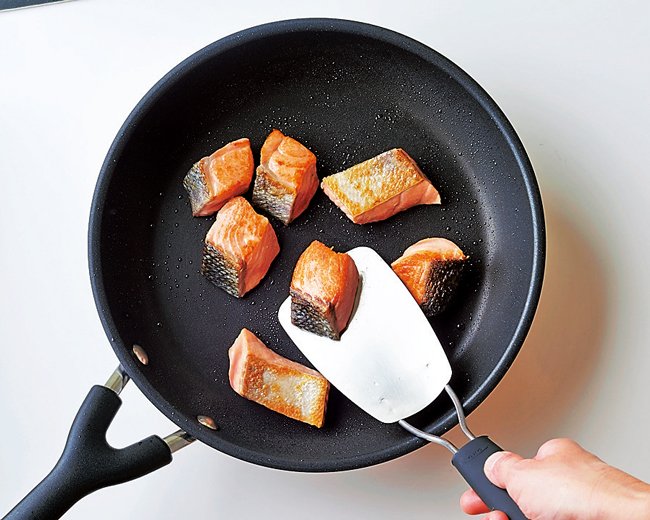 フライパンにオリーブオイルを熱し、鮭を中火で焼く。