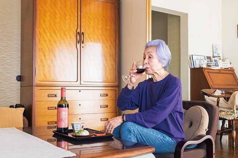 この日の晩酌のお供は、自家製ぬか漬けとセロリの和え物。お盆に盛りつけて、ちょこちょこ食べながら飲む時間は至福のひととき