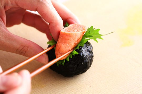 3個にレタスと牛肉、3個に大葉とたらこ、削り節を混ぜた3個に大葉と梅干しをはさむ。