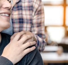 既婚者へのボディタッチ…“既婚者を気安く触る女性”の特徴とは