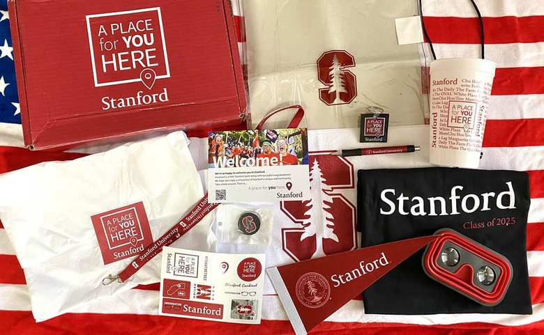 合格者に贈られる「スタンフォード大学のグッズ」（松本さん提供）