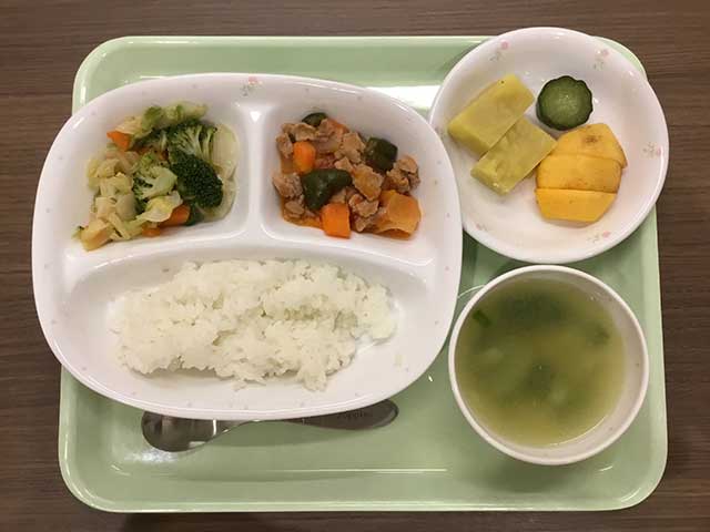園では給食とおやつを合わせて幼児の1日に必要な野菜量（※2）のおよそ半分にあたる120ｇ以上を提供。