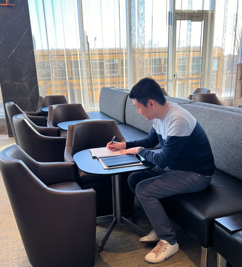 CA仲間が泊まるホテルの勉強会にて勉強するおりょうさん