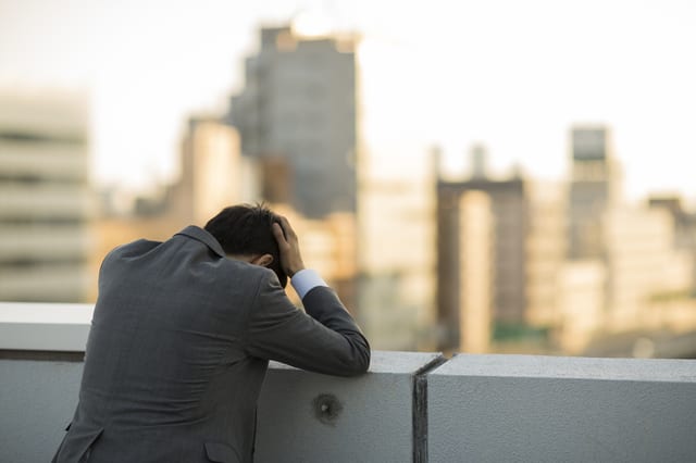 悩む新入社員（イメージ写真）