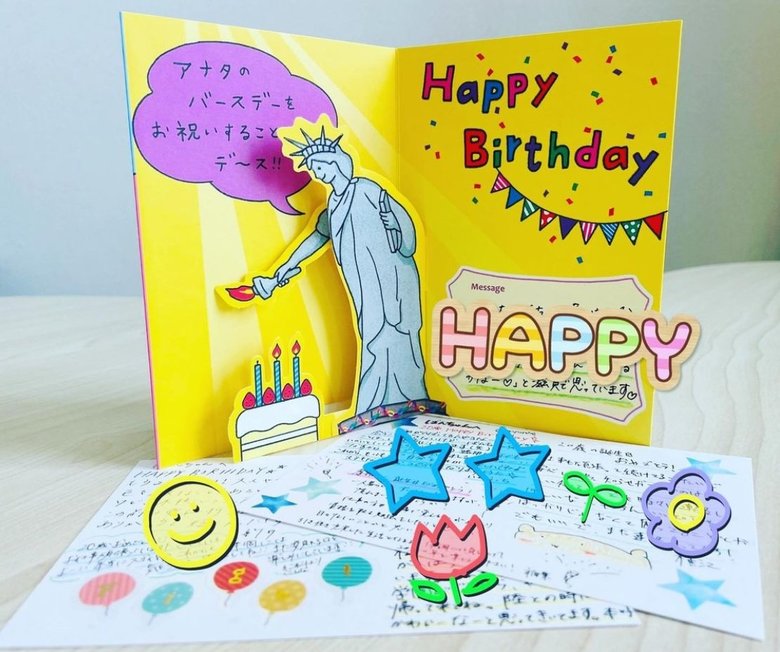 守山学園では、20歳までの誕生日にできるだけ手渡しでバースデーカードを贈っているそう。「生まれてきてくれてありがとう」という思いを込めて、職員たちがメッセージを寄せている