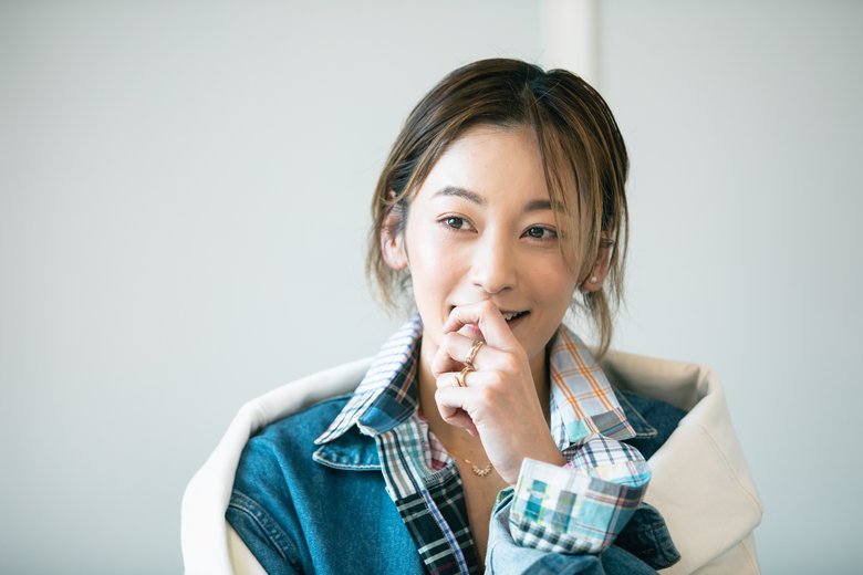 ２人の子どもの子育てについて語ってくれる西山さん