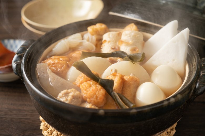 「とうめし」の作り方1／おでんの中に豆腐を入れる