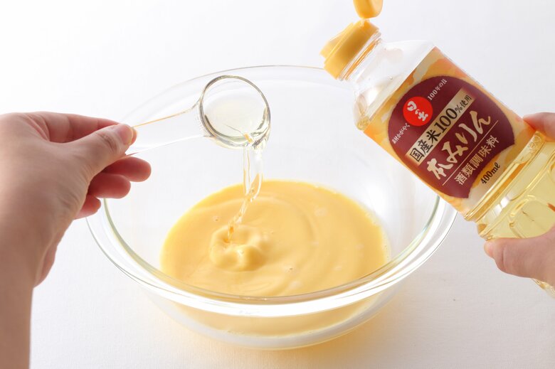 【作り方2】フライパンを中火で熱して、生地を入れ、弱火で3分加熱し、気泡がブツブツと出てきたら裏返して2分焼く