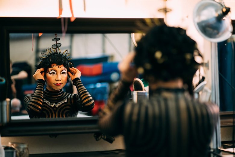 舞台用のメイクアップは1時間半ほどかけて自身で行うというⒸChih min Tuan