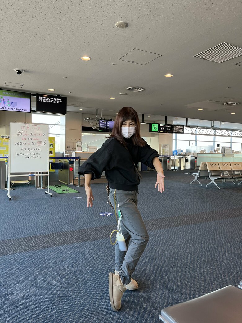 2021年12月、羽田空港で。胆汁を体外に排出する管が付いたまま鹿児島へ向かう