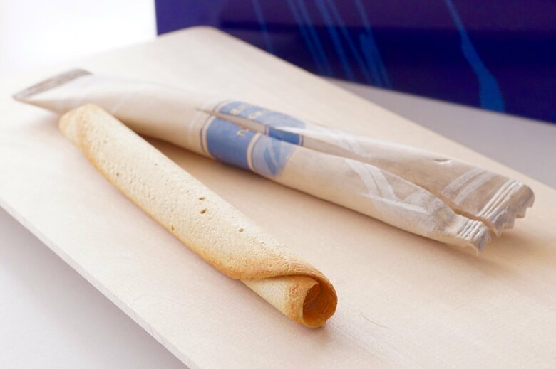 木彫り作品「ヨックモック　シガールと袋」