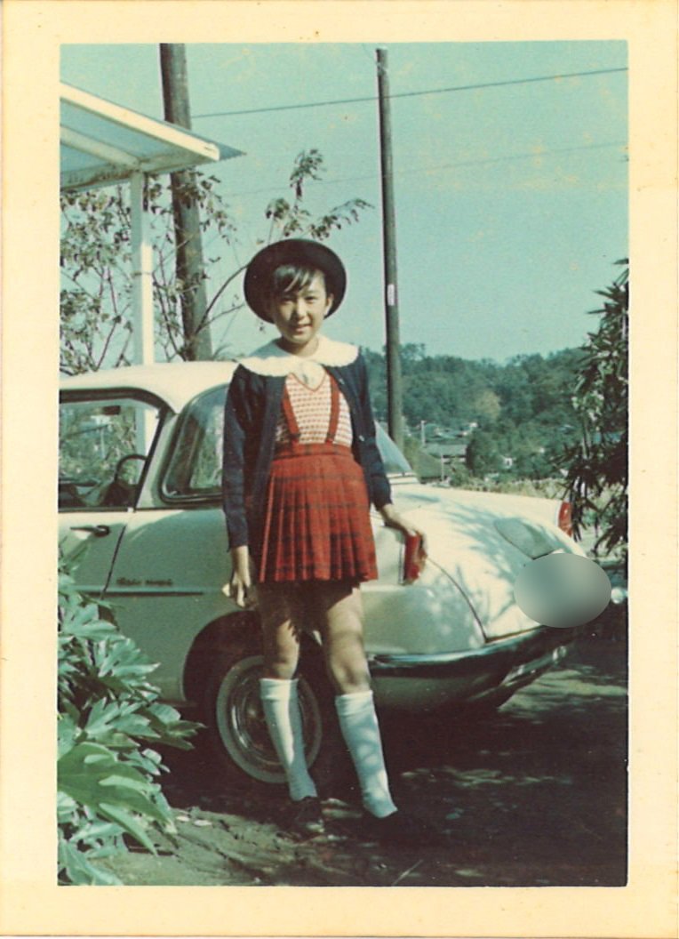 9歳ごろ、赤いスカートが素敵！