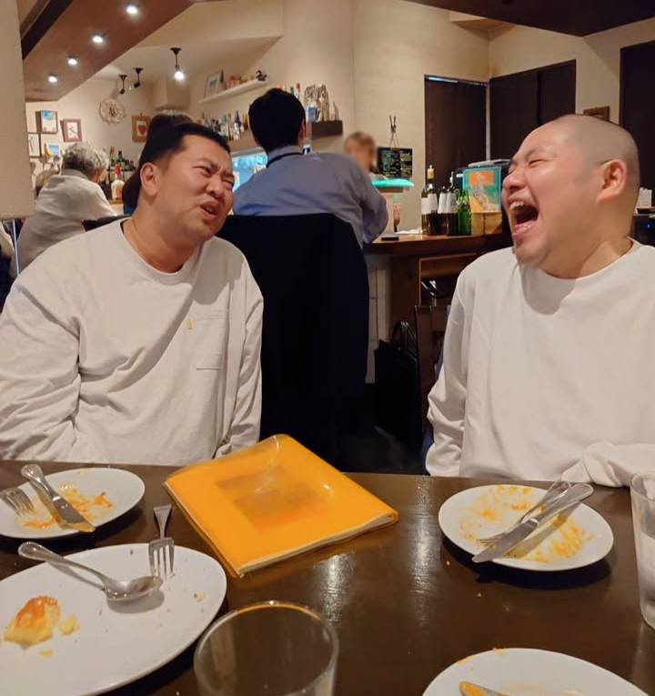芸人仲間のとにかく明るい安村さんと