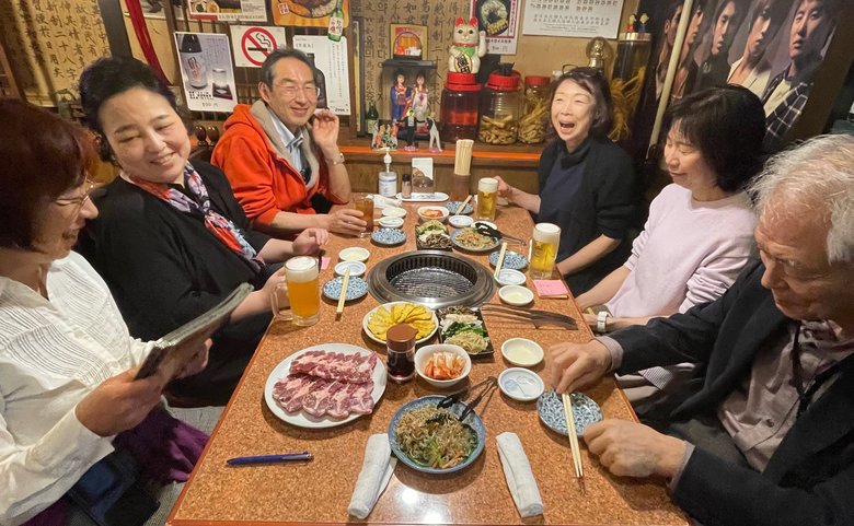 気兼ねなく子育ての悩みや苦しさを話せる、かけがえのない里親の先輩や仲間たち。左から2番目が齋藤さん