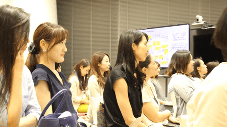 ▲仕事後のちょっと遅めの時間にもかかわらず、たくさんの女性が参加。