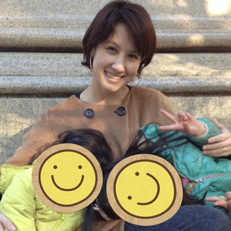 子どもたちと笑顔を見せる政井さん