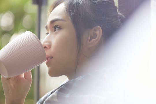 コーヒーを飲む女性