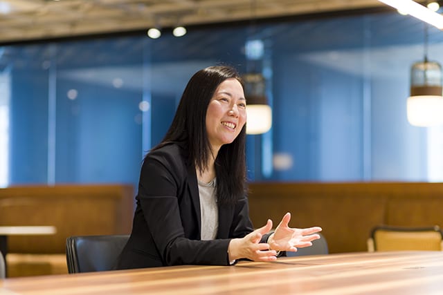 インタビューを受ける安藤さん