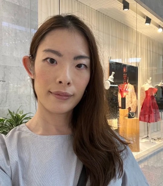 生まれつき耳が聞こえない佐藤さん。「筆談では感情が伝わらず誤解が生じることもある」と話す