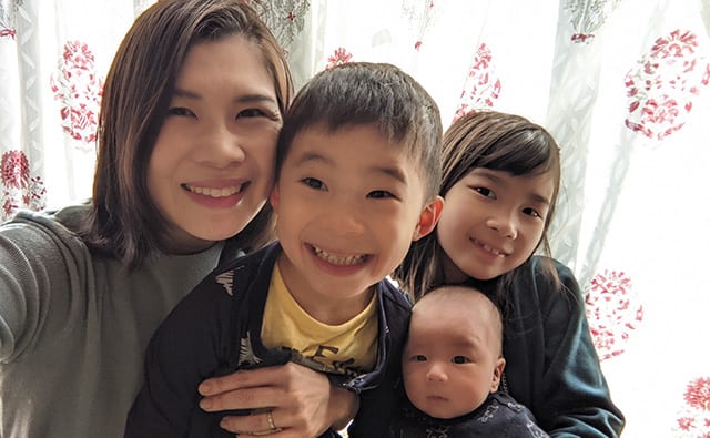 木村さんと3人のお子さんたち。現在はワンオペのため、無理なく週2勤務を続けている