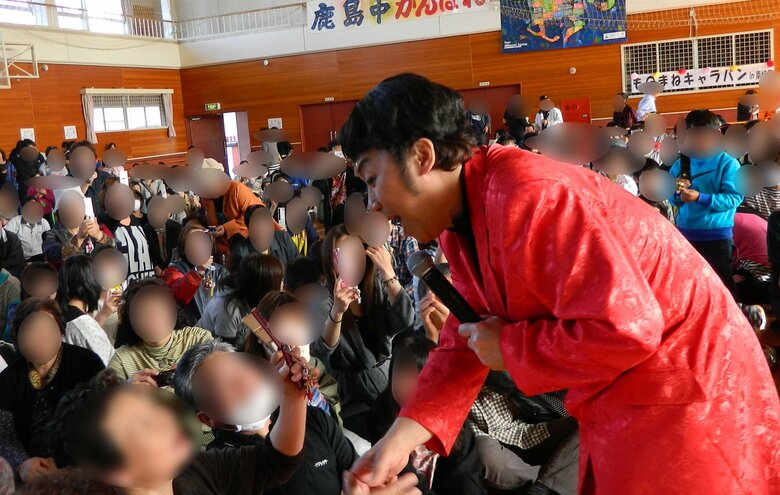 東日本大震災にてものまねショー