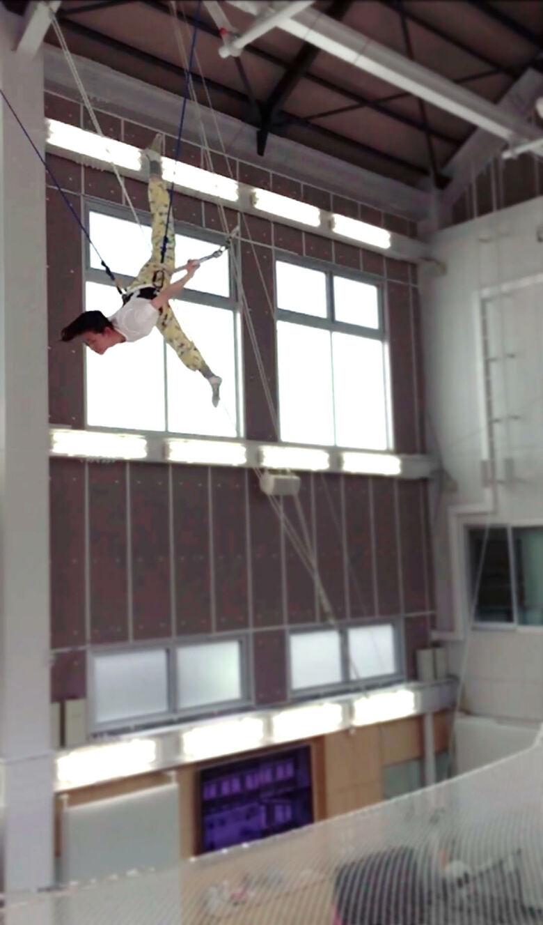 空中ブランコ中の中嶋さんは身体能力が高く、空中での姿勢も美しい