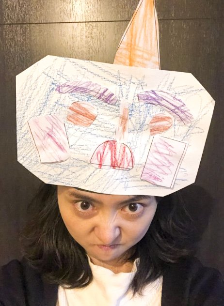 節分で長女が作った鬼のお面をかぶって