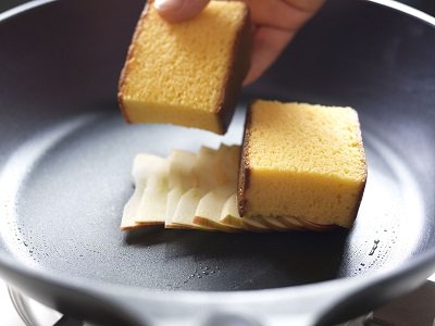 ボウルに卵、牛乳を入れ、泡立て器でよく混ぜる。りんごは芯をとり、皮つきのまま2～3㎜厚さにスライスし、冷たいフライパンに半量ずつ皮側を下にずらしながら並べる。