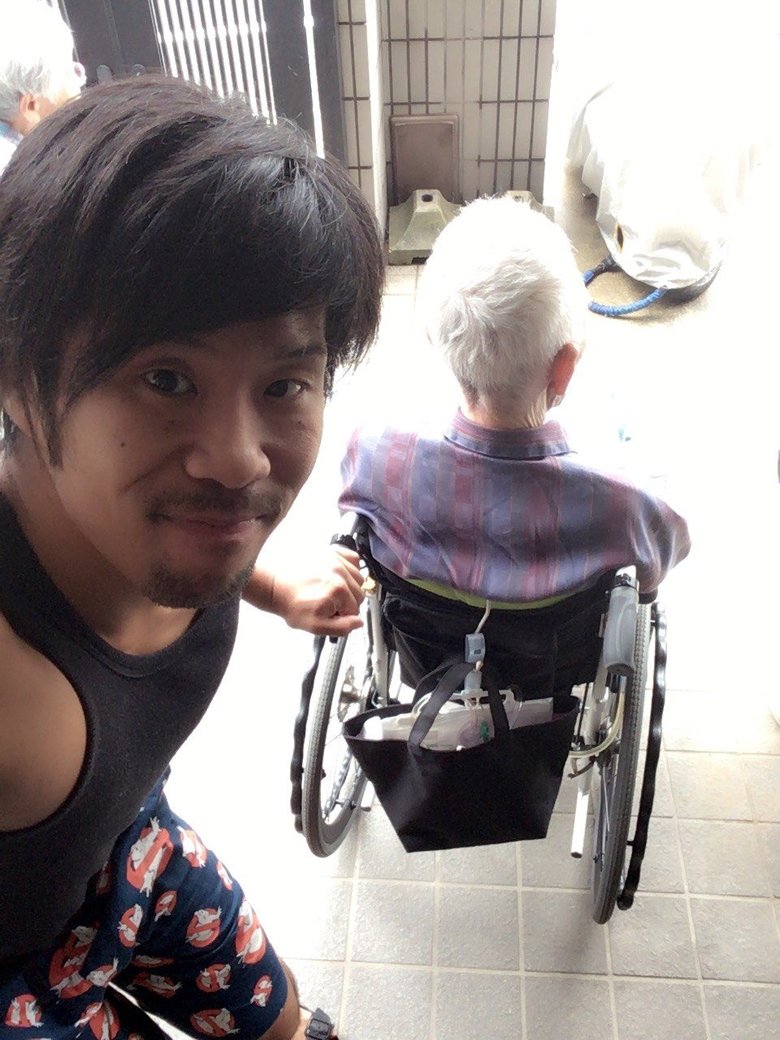 日中自宅にいることも多かった大原さんは介護を積極的に担っていた。認知症を患う祖父の車椅子を押す大原さん