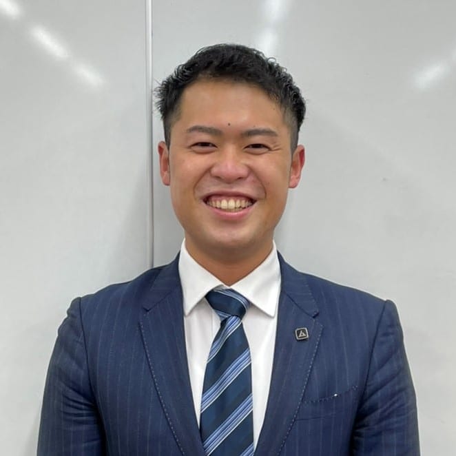 総務部部長 小田島圭佑さん。2018年、株式会社 武蔵野に入社。以来、7職の経験を経て総務部部長に就任。大切にしていることは、スピード感をもって仕事をし、さまざまな経験を積みながら未来に投資していくこと。