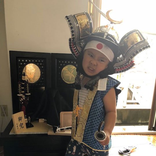 ▲兜をつける息子・晴太朗。最近、おもちゃの剣を持つと、この男らしい表情。
ちょうど、クレヨンしんちゃんと近いお年頃だね。