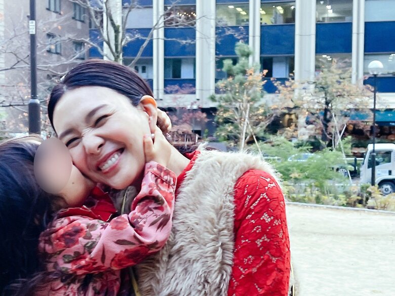 娘からの熱いチュ〜！に思わず笑みが溢れる知花さん