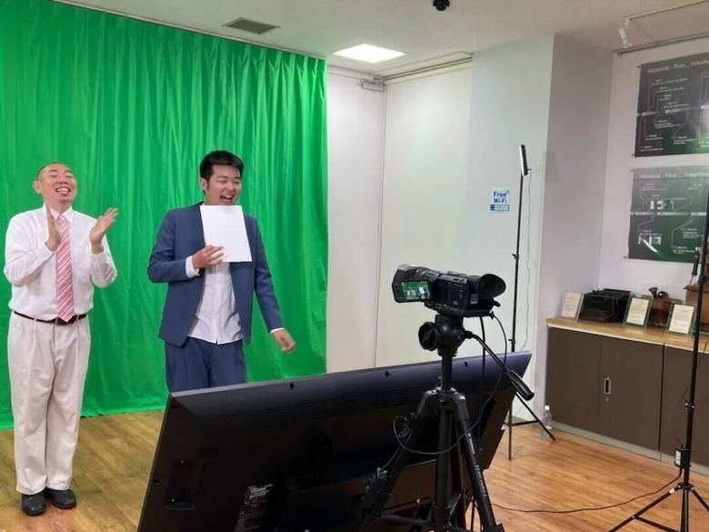 コロナ禍以降、リモート形式での介護レクに挑戦しているレギュラーの二人（松本さんのInstagramより）