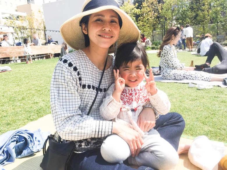 ピースサインをする莉子ちゃん