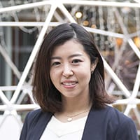 2015年にフロンティア株式会社に入社後、営業を4年経験。2019年には人材開発部に異動し、課長に就任。現在はES（従業員満足）担当としてメンバーの面談・研修等を中心に行っている。