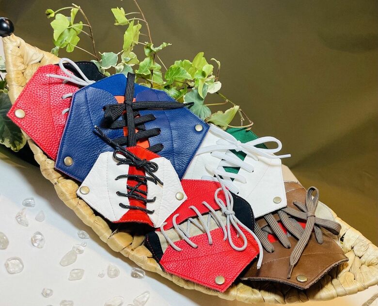 スニーカー好きの川添さんが考え出したひも靴に見えるカバー