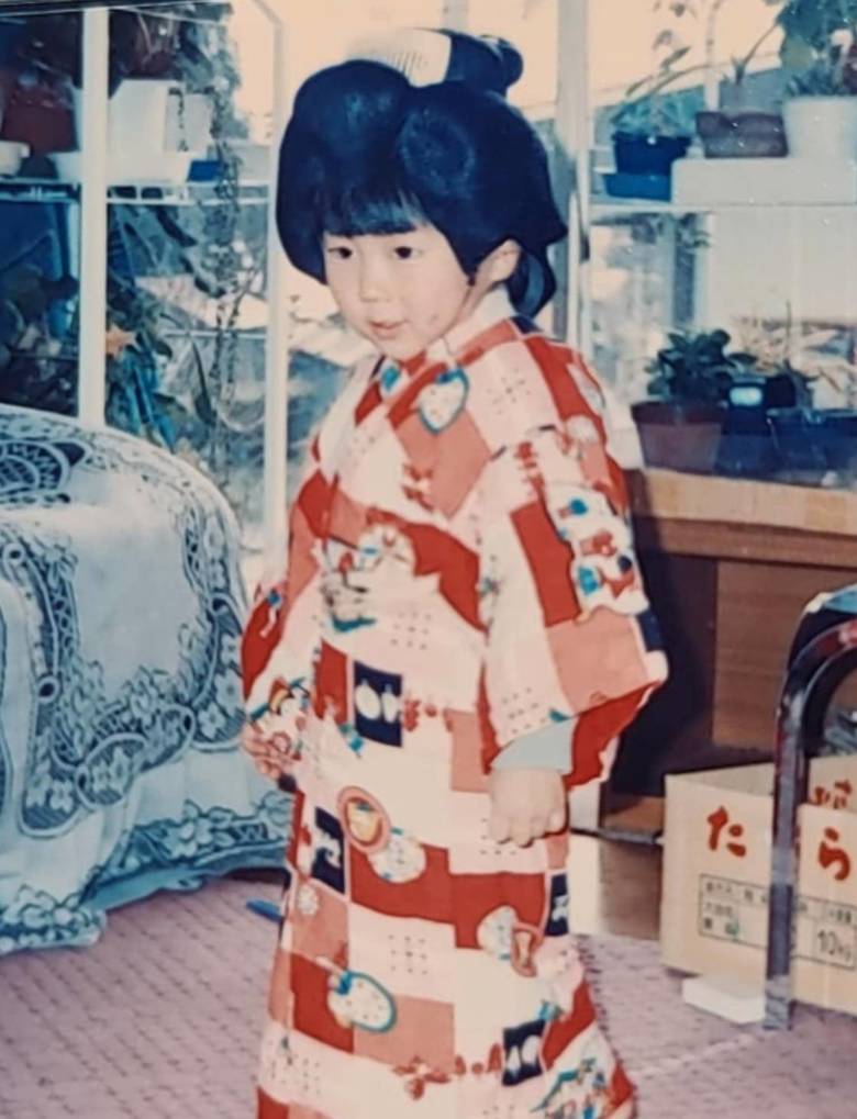 3歳ごろのりんごちゃん。華やかな赤い柄の着物と日本髪がよくお似合いです