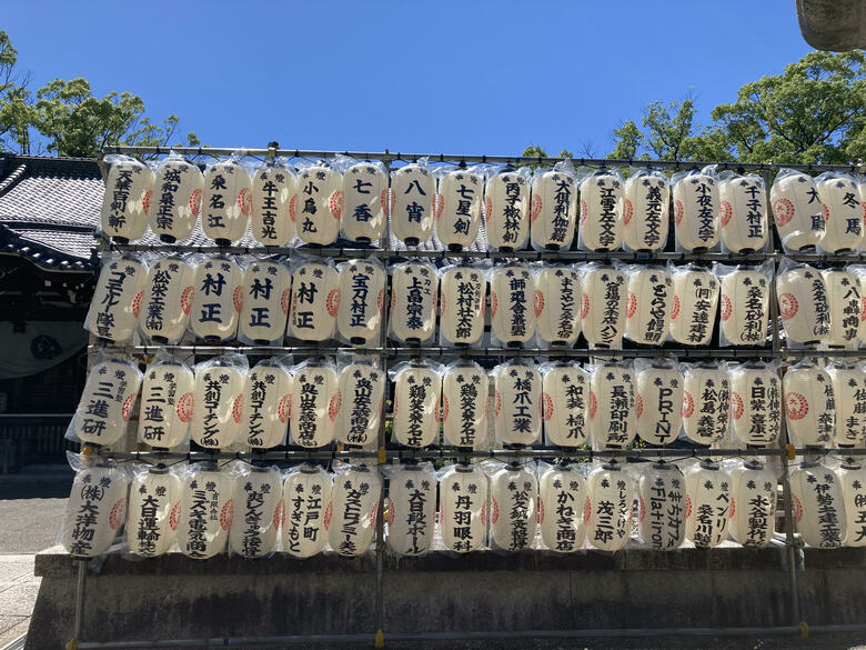 境内には「村正」「桑名江」「小鳥丸」などキャラクターの名が書かれた提灯がずらりと並ぶ。刀剣女子からの寄付も多い