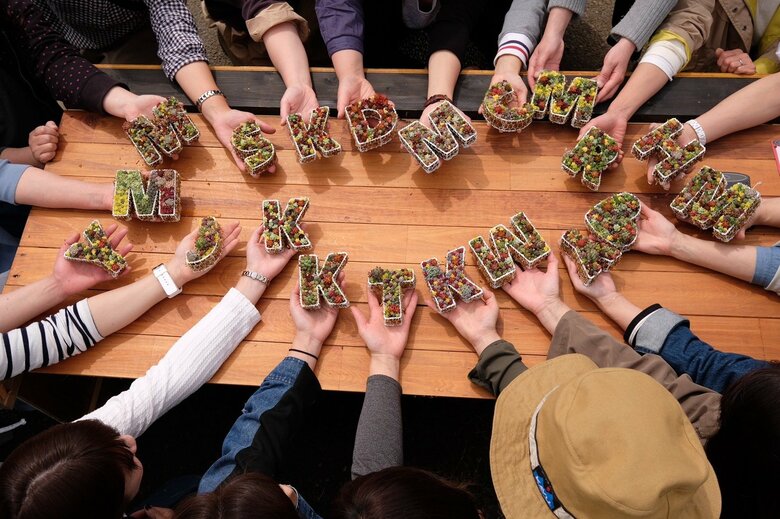 ワークショップ後にみんなで作品を撮影。「同じ材料を使っても、慎重にすき間を埋めていく人もいれば、さくさく仕上げる人もいて、作品に個性が出るのがおもしろい」とMAiさん（写真提供：MAiさん）