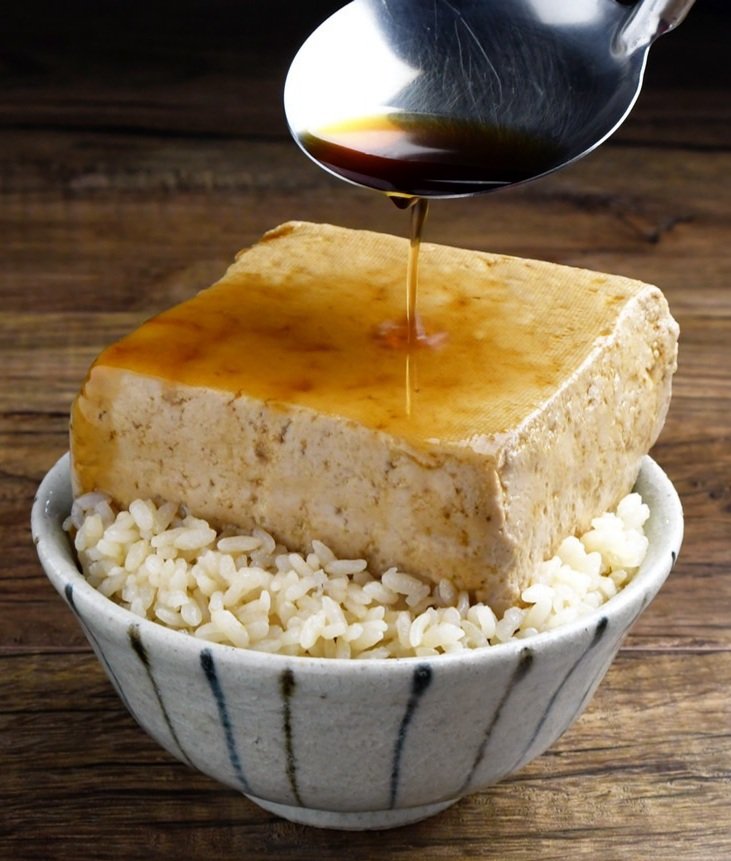 作り方3／上からおでんの汁をたら〜り。お好みで揚げ玉や青ネギをトッピングしても