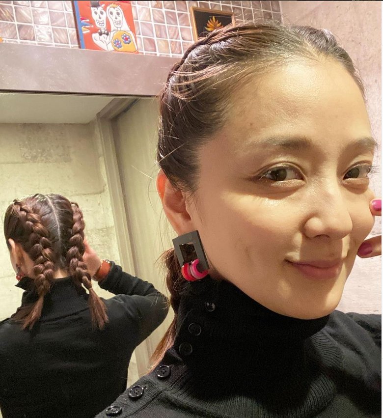 鏡越しに映る編み込みが素敵