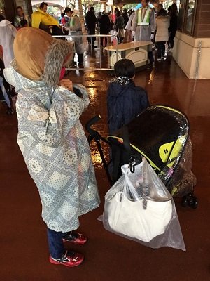 ▲雨に降られて意気消沈の少年2人