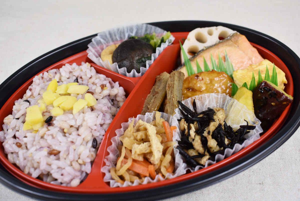 ナチュラルローソンの人気お弁当「十六穀ごはんといろいろおかずの幕の内」の食レポ画像