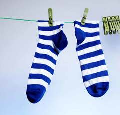 汚れた靴下が新品のよう！シミ落としの最終兵器「なんでもとれ～る液」